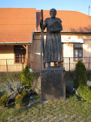 A falu védőszentjének szobra: Szent András